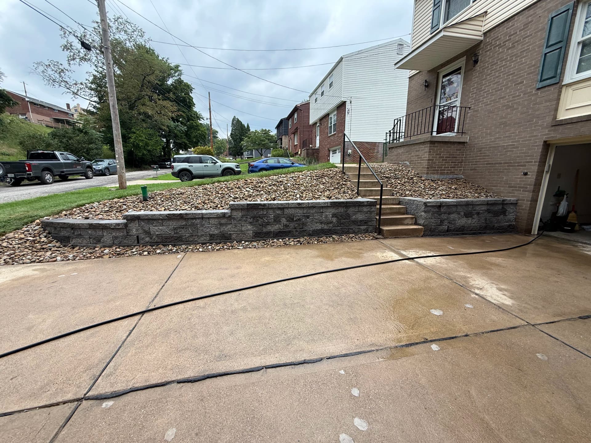 Slate Versa-Lok Retaining Wall Cleans Up a Sloped Front Yard image